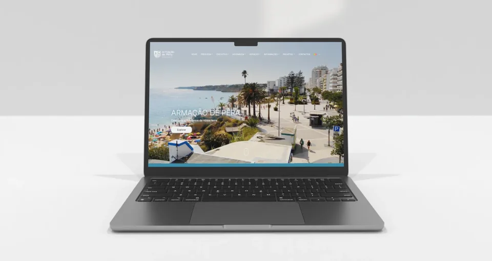 Website da Freguesia de Armação de Pêra apresentado num portátil